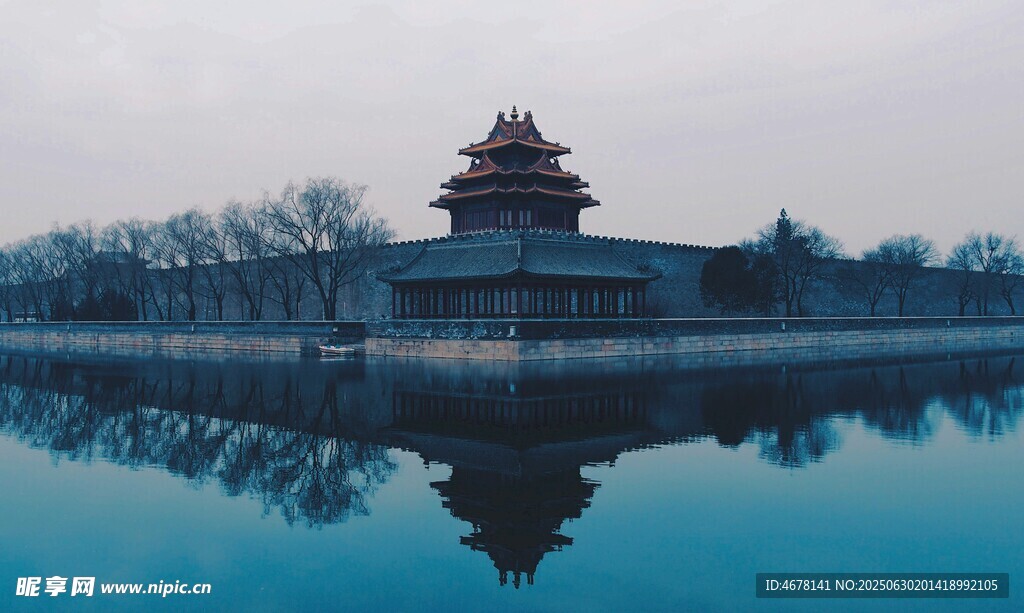 故宫角楼倒影于平静湖面