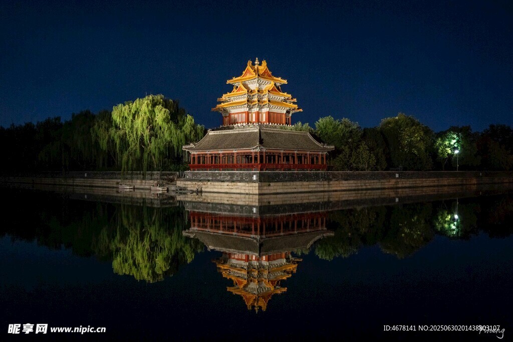 故宫角楼夜景倒影之美