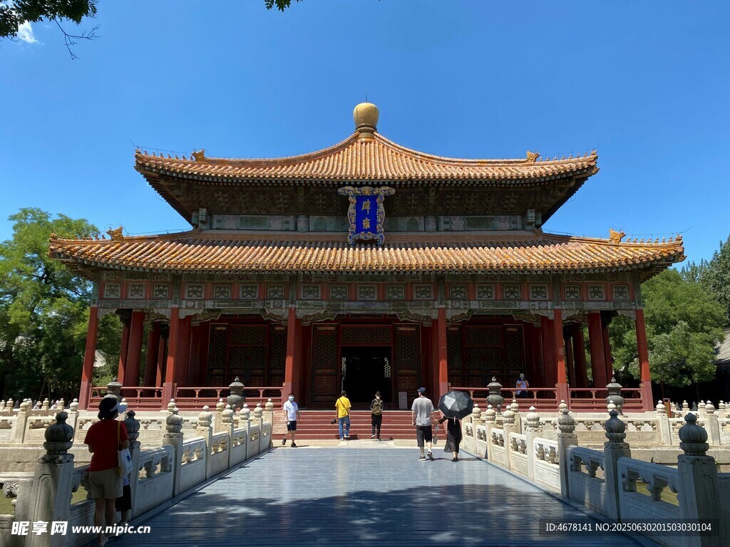 中式古建筑游人漫步其间