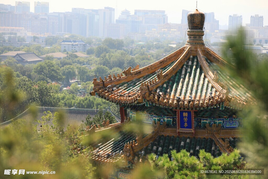 中式古亭与城市远景