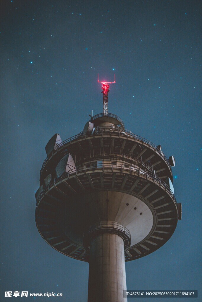 高耸塔楼顶端亮红灯