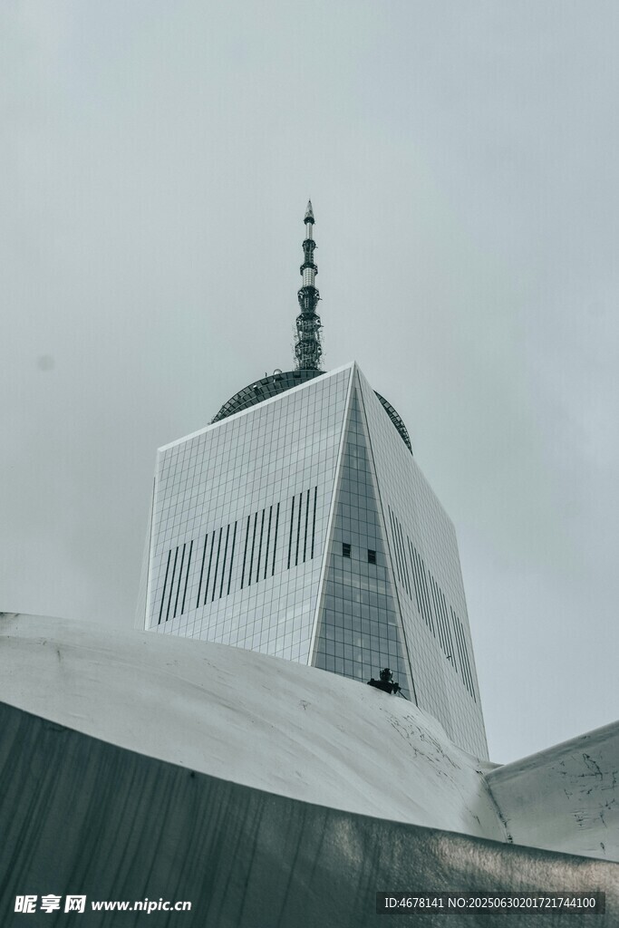 现代风格建筑尖顶特写