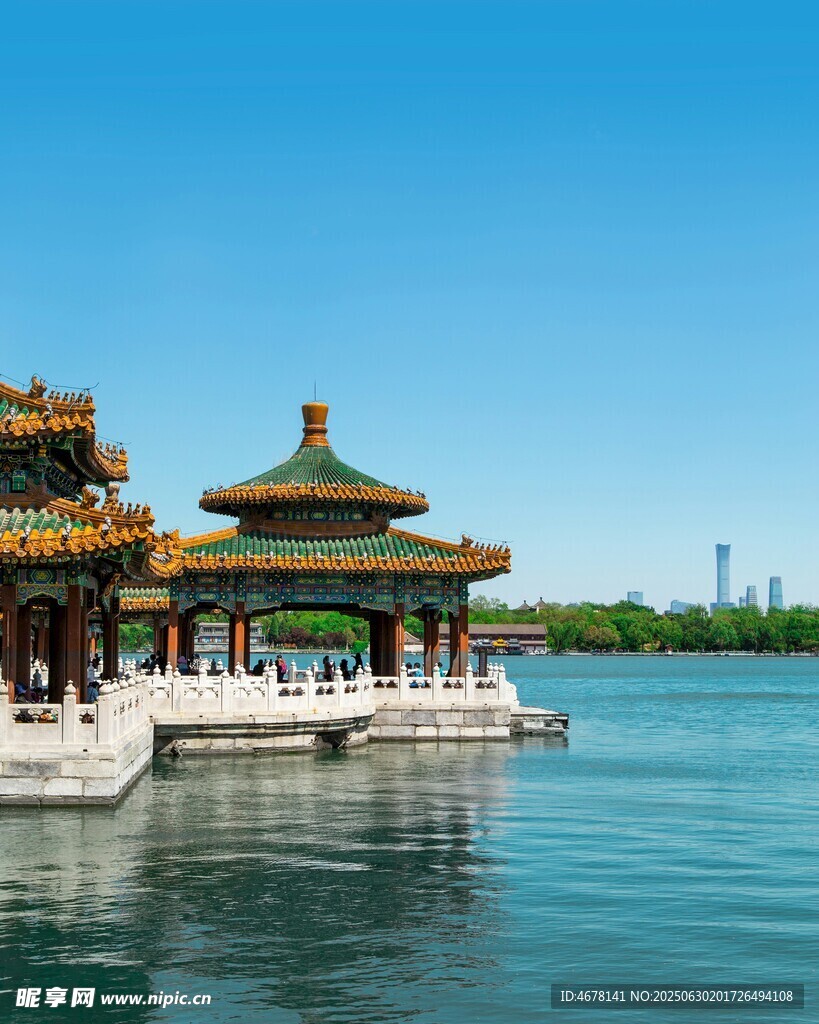 湖畔古典建筑美景如画