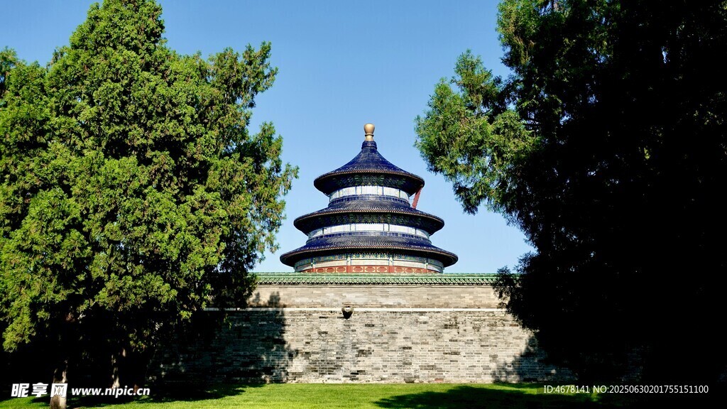 绿树环绕的多层古建筑