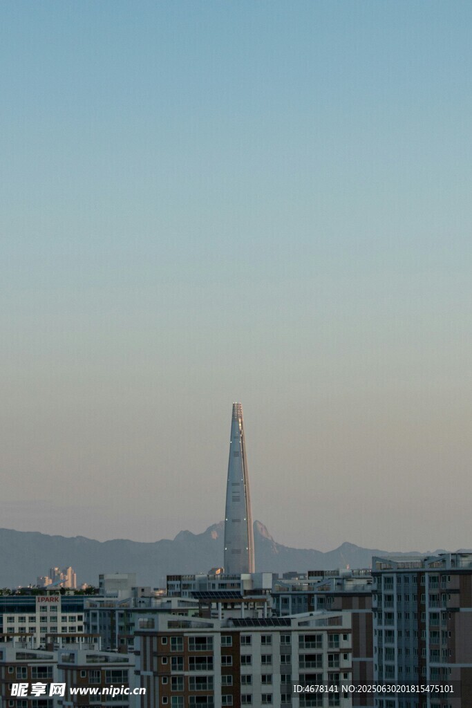 城市天际线中的高耸建筑