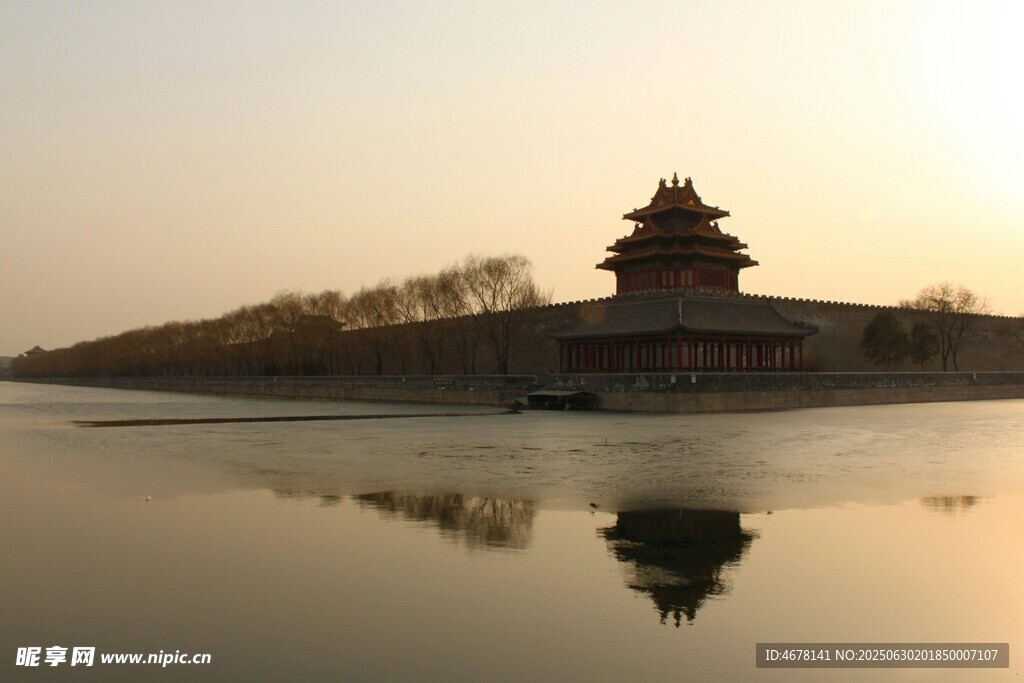 夕阳下的角楼与湖面倒影
