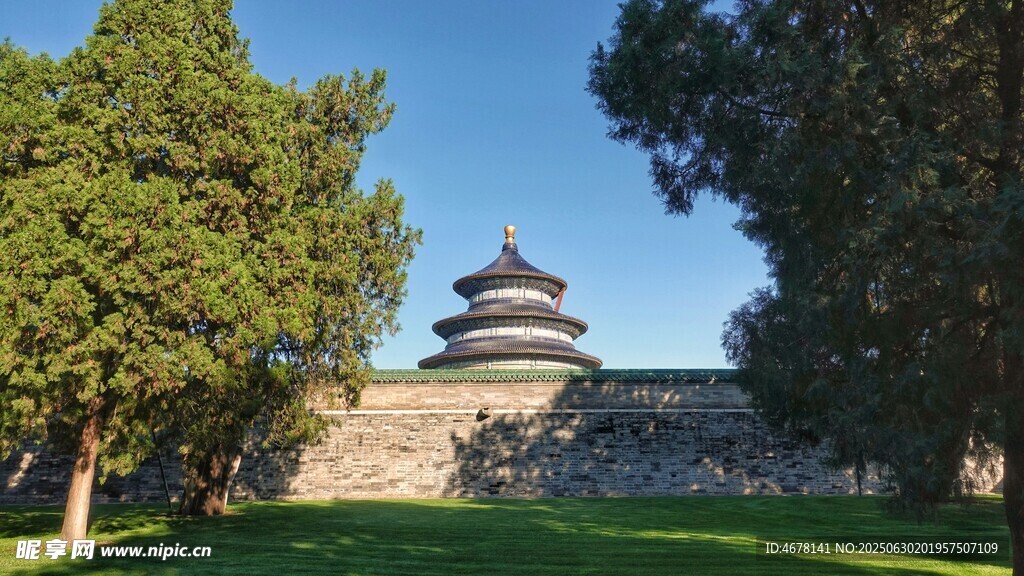 天坛美景绿树环绕古建筑