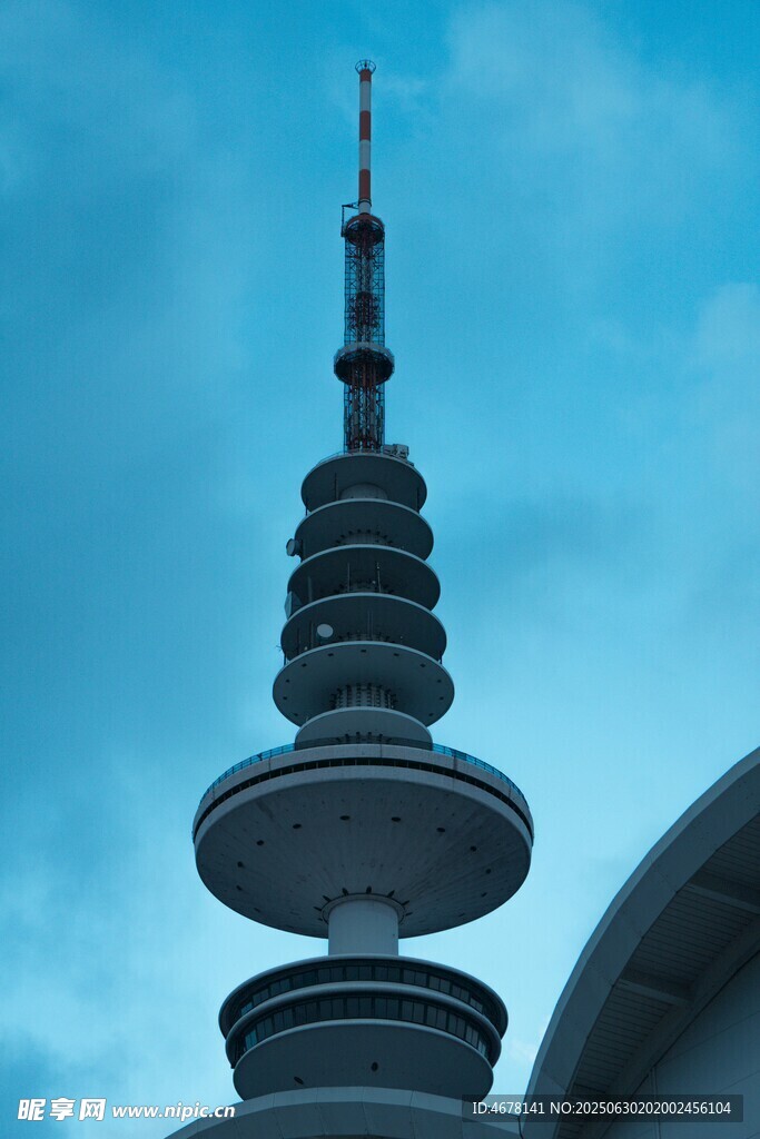 高耸塔楼尖顶
