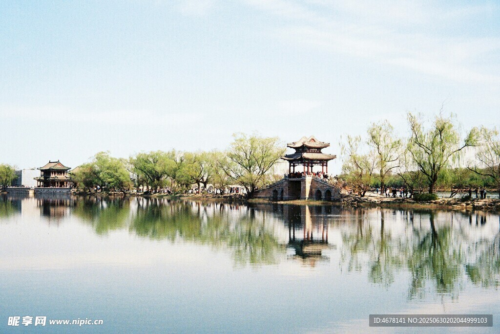 湖畔古建倒影宁静美景