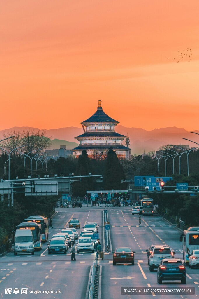 夕阳下城市道路与古建筑