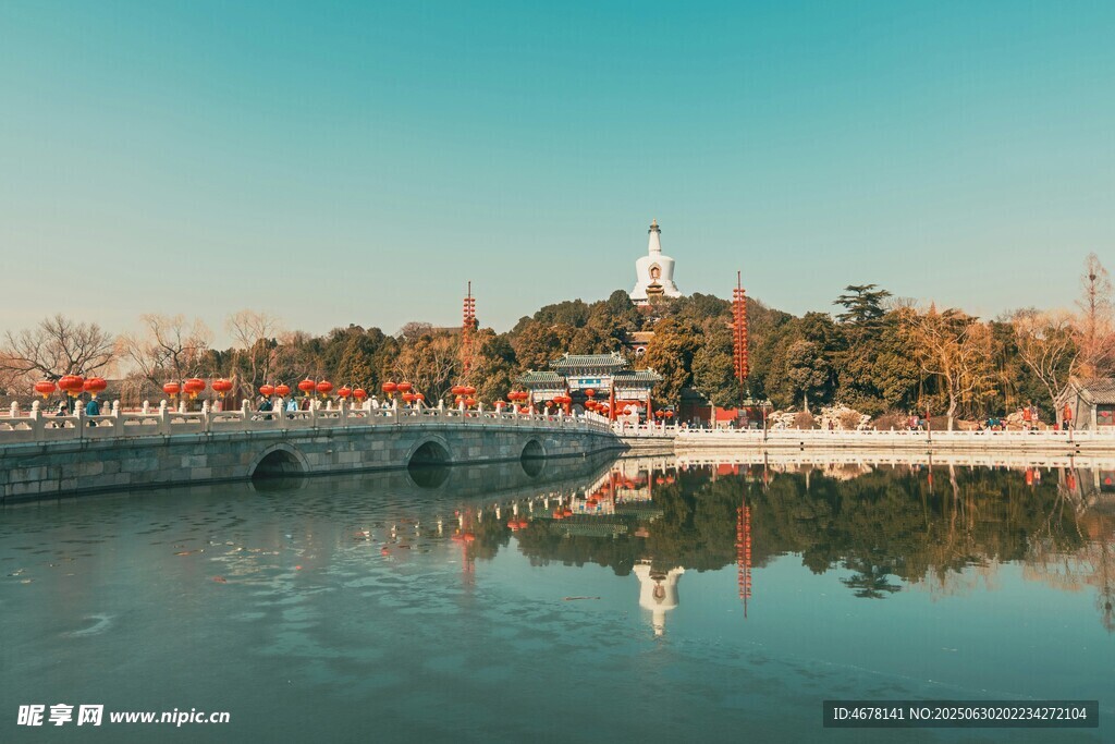 湖畔秋景中的桥与建筑倒影