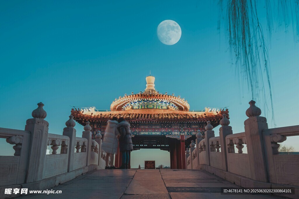 月夜下的中式古建筑景观