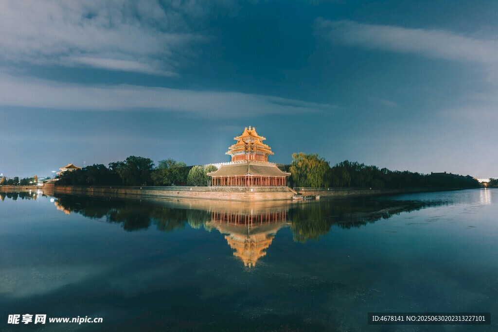 湖畔金塔倒影静谧美景
