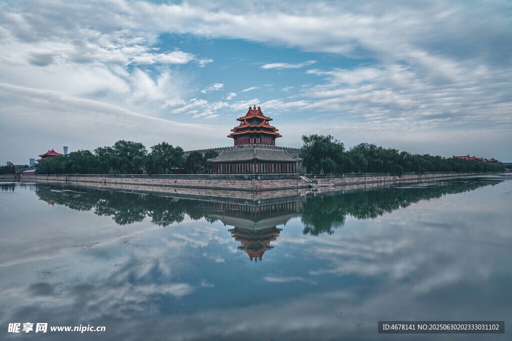 湖光中的古建筑倒影