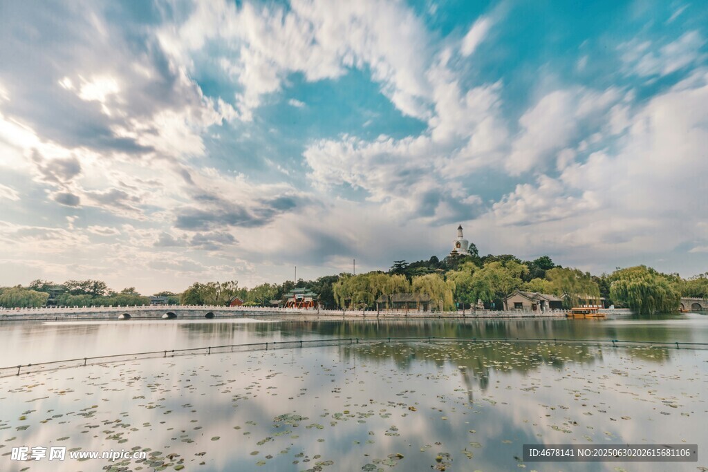 湖畔蓝天美景