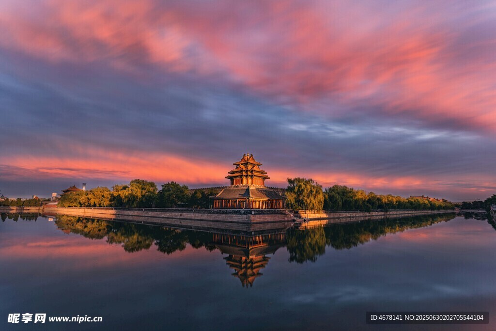 湖畔晚霞中的古建筑美景