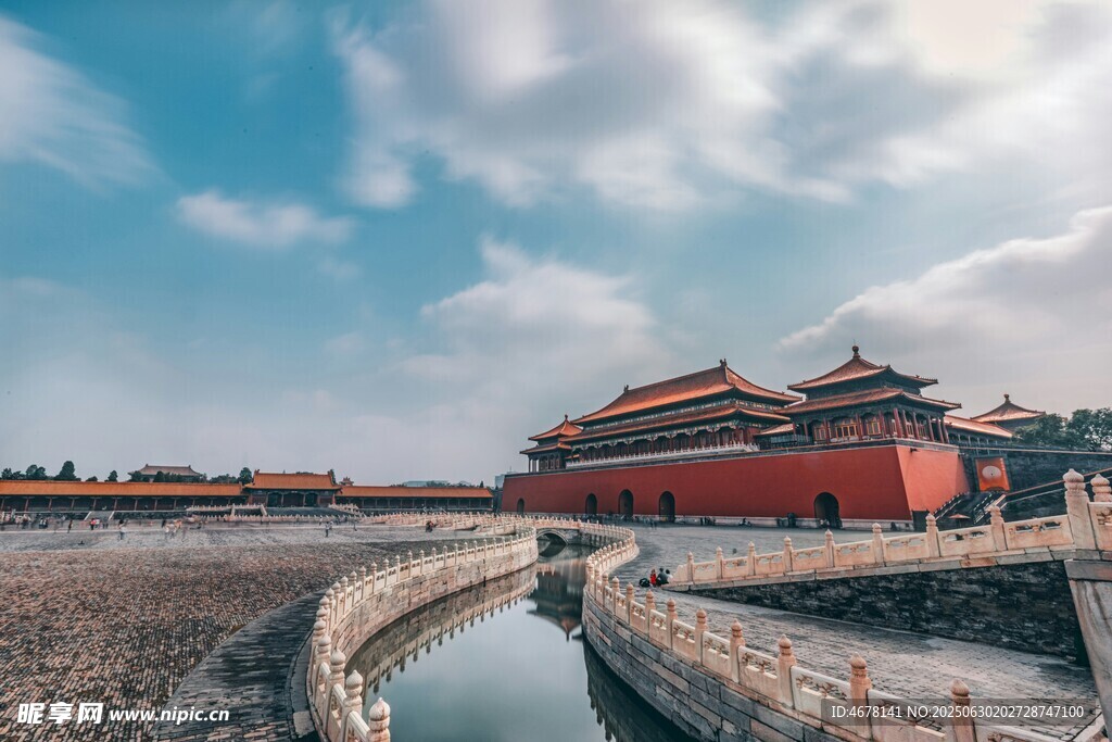 故宫护城河旁的壮丽建筑