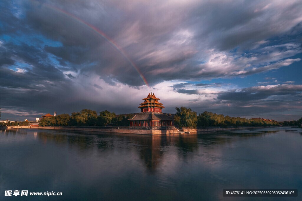 湖畔风车与绚丽天空美景