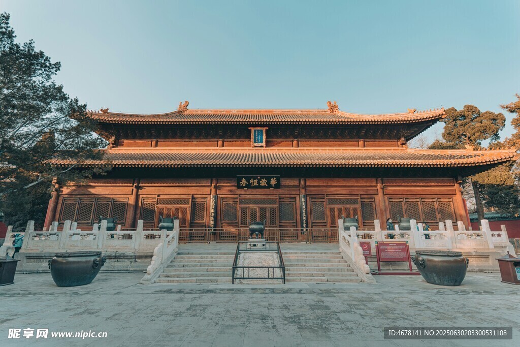 中式古建筑庙宇庄严景象