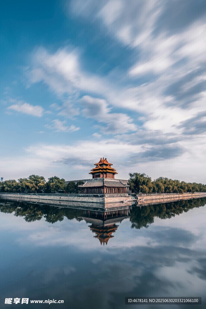 故宫角楼倒影于平静湖面