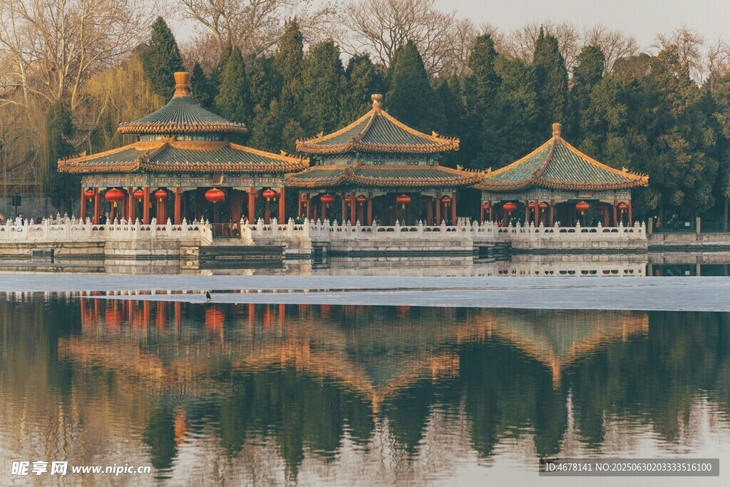 湖畔古典建筑倒影美景