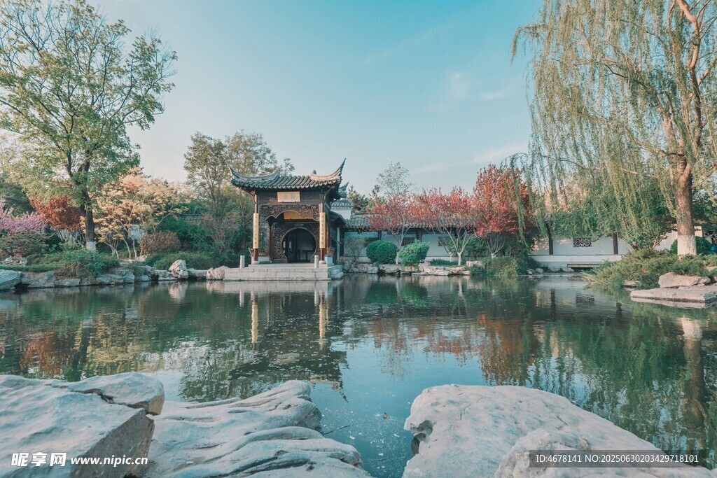中式园林湖畔美景