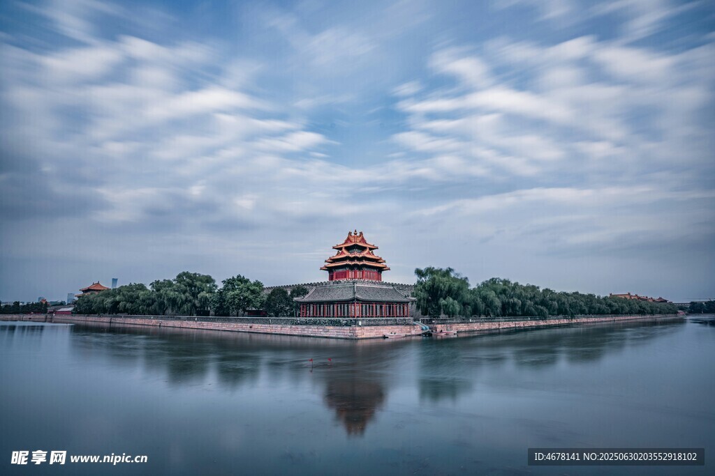 湖畔古建筑云影映清波