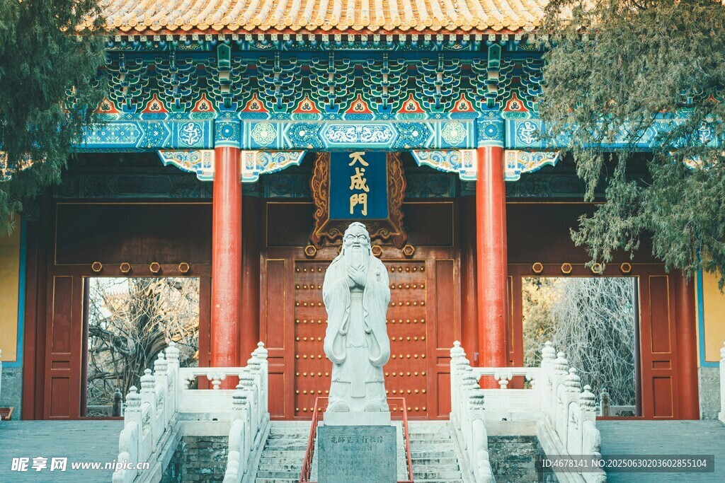 中式古建筑前的白色雕塑