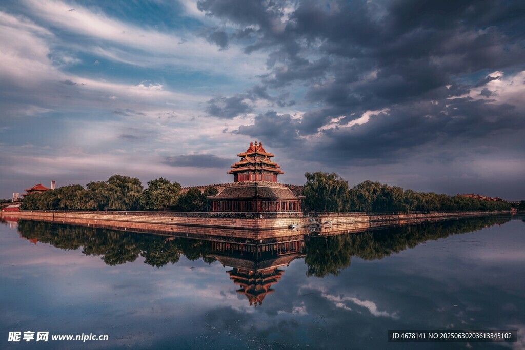 湖畔古建筑与天空倒影美景