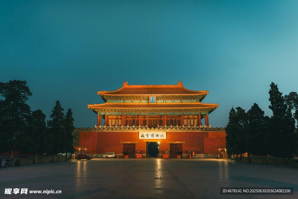 夜幕下的庄严城楼