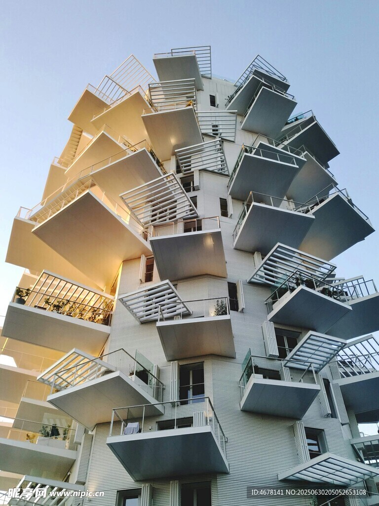 独特造型的现代多层建筑