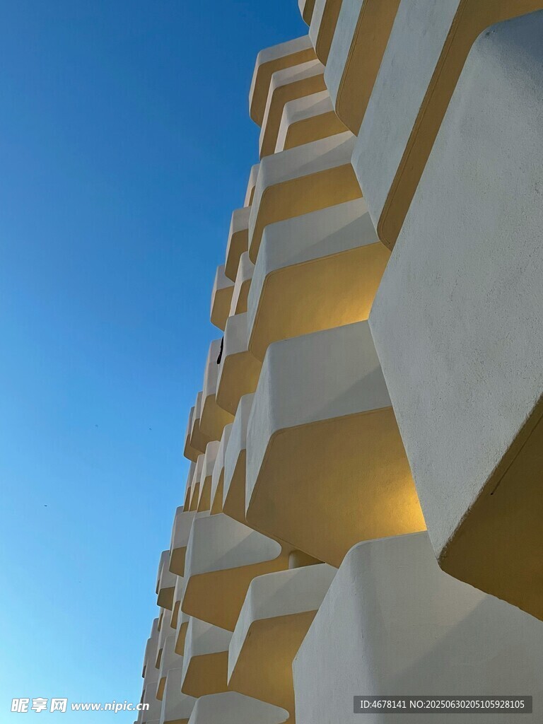 几何建筑外观蓝天背景