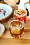 两杯特色饮品置于餐桌