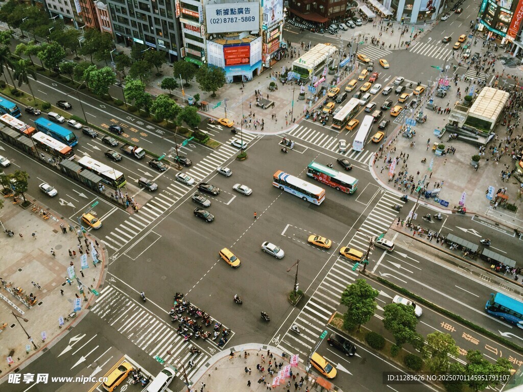 城市繁忙十字路口景象