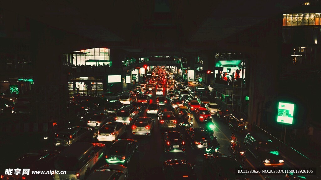 城市夜晚繁忙交通景象