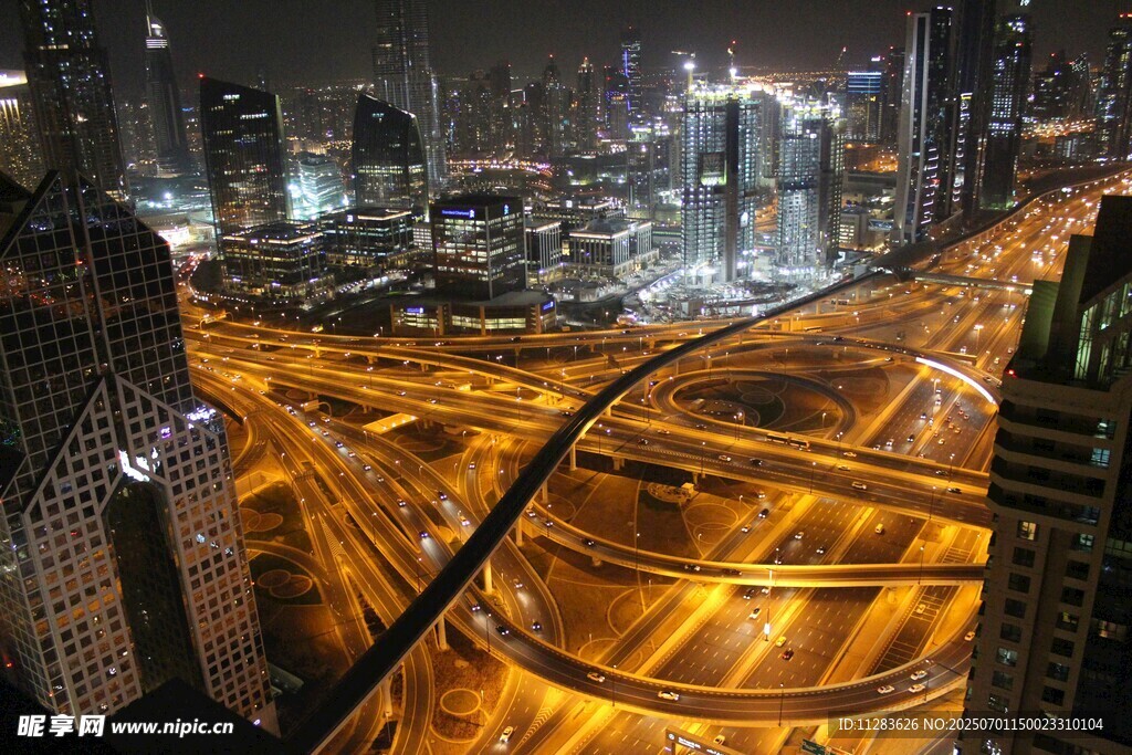 城市璀璨夜景与繁忙交通