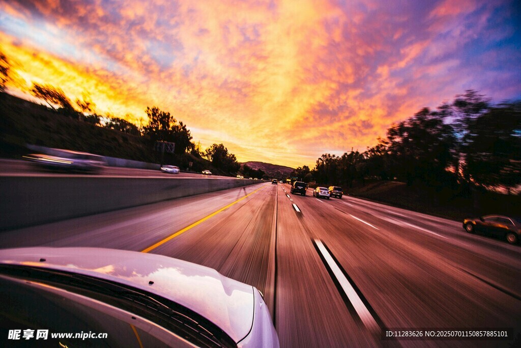 公路上的绚丽黄昏美景