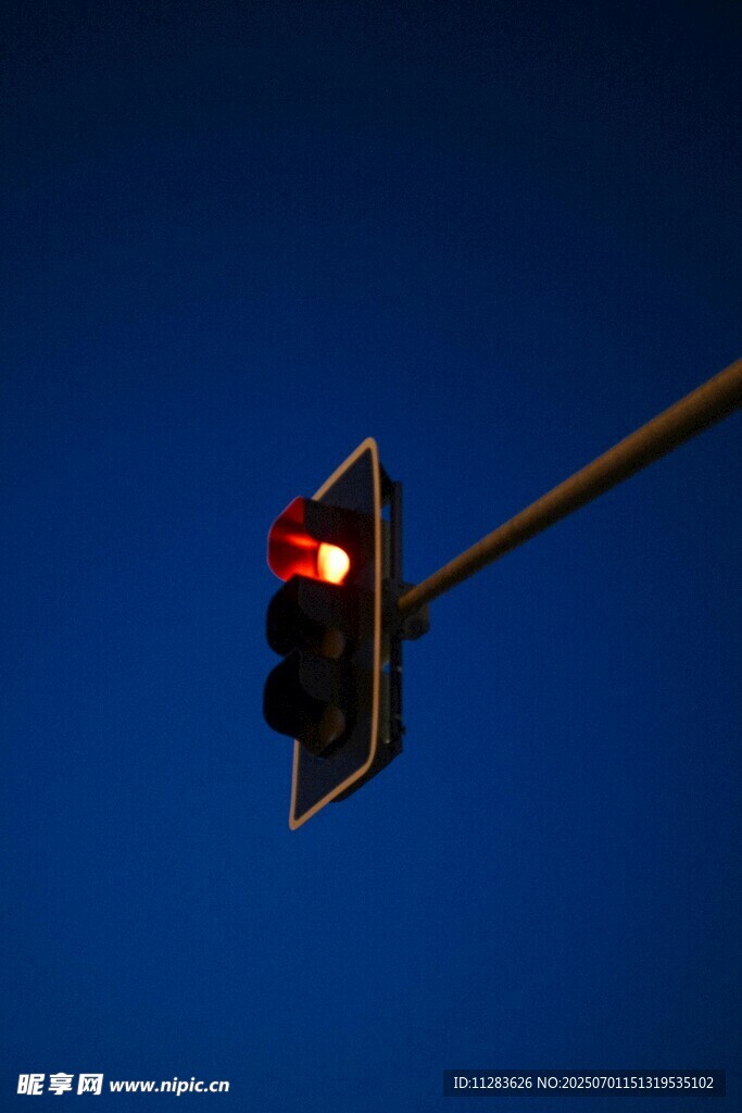 夜幕下的红色交通信号灯