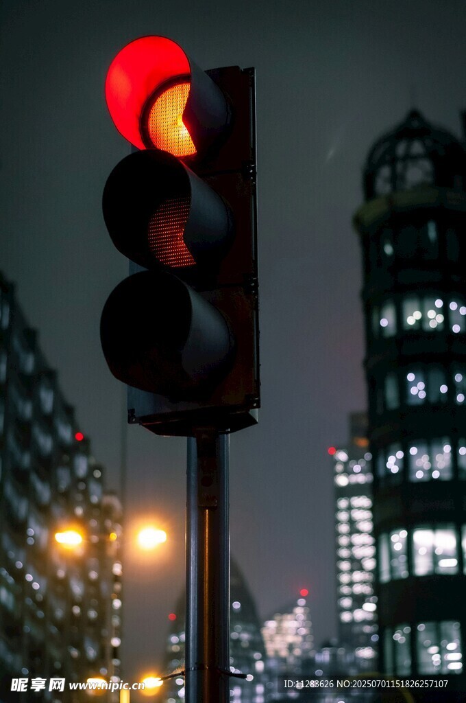 城市夜景中的红色交通信号灯