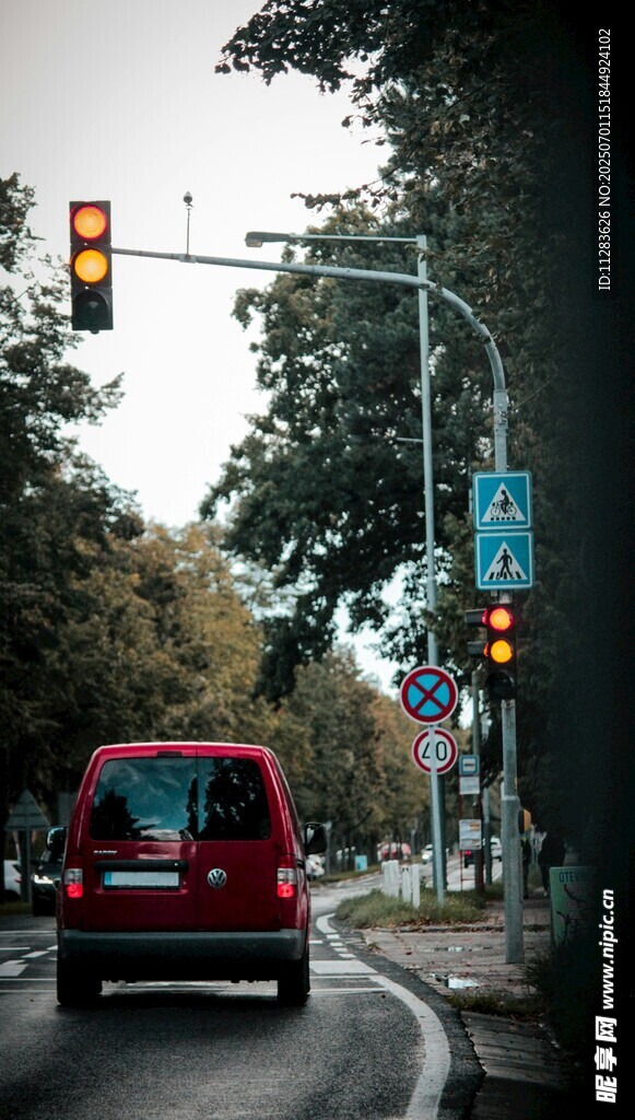 城市道路上的红色车辆行驶