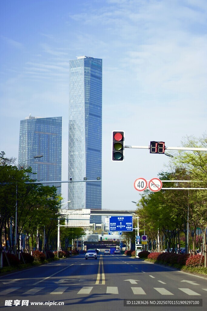 城市道路旁的摩天大楼景观
