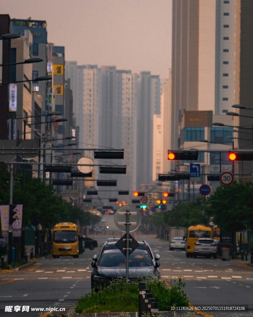 城市黄昏下的街道景象