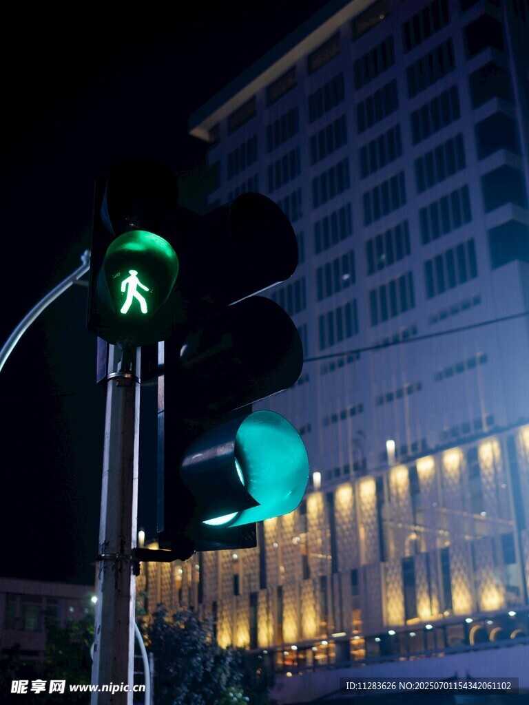 夜晚亮起的行人通行信号灯