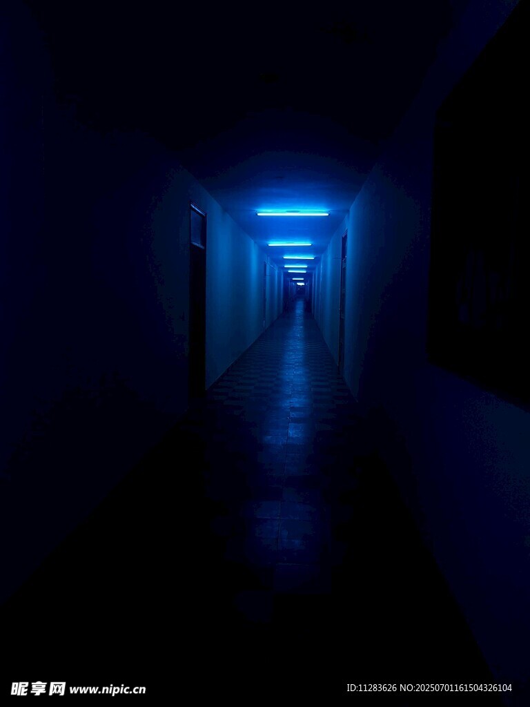 幽暗中的蓝色神秘走廊