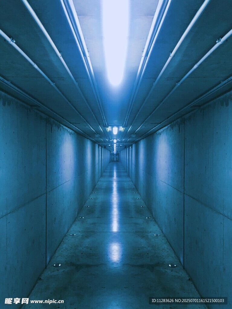 未来感科技风的狭长通道