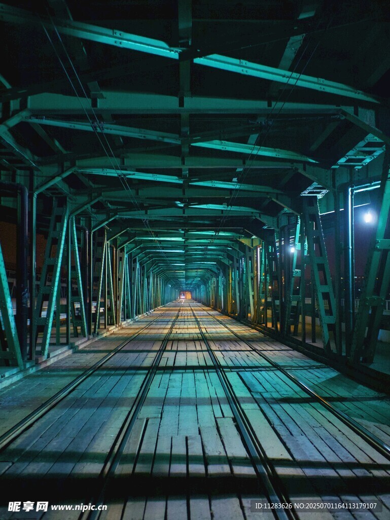工业风桥梁内部夜景