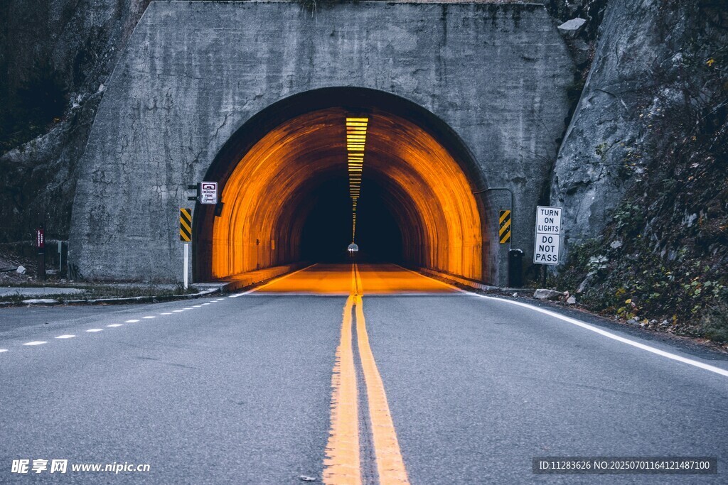 公路尽头的隧道之光