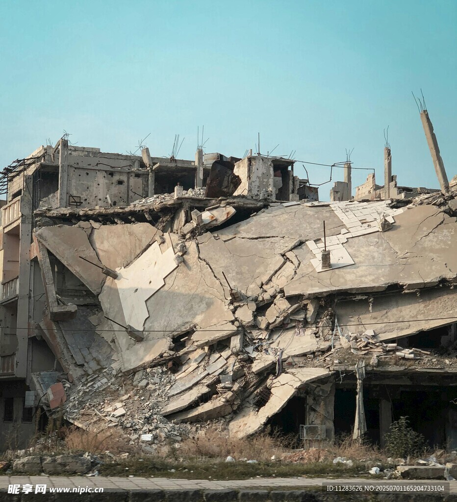 地震后的破败建筑废墟