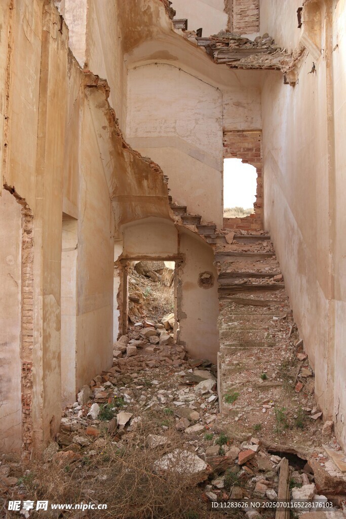 废弃破旧建筑内部景象
