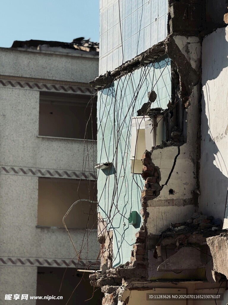 建筑外墙破损维修场景